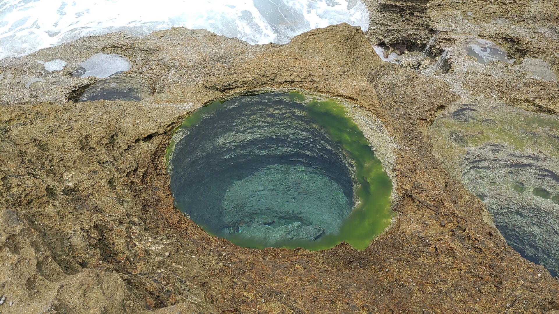 平根崎の波蝕甌穴群